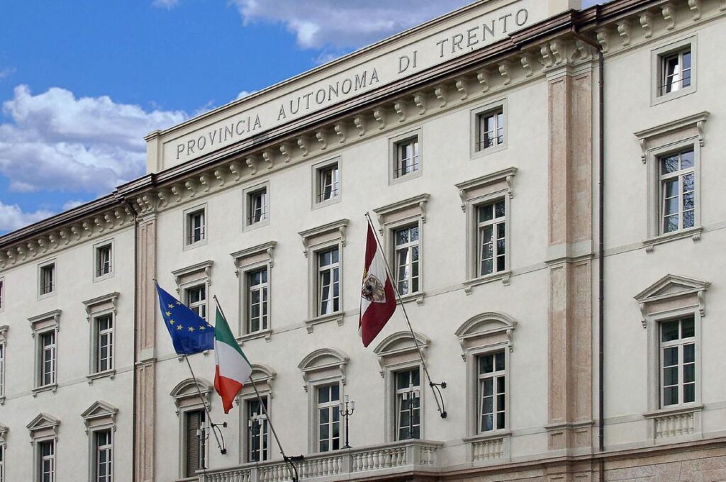 Palazzo della Provincia Autonoma di Trento con Bandiere Foto: Romano Magrone - Archivio ufficio stampa Pat Trento, novembre 2008