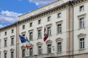 Palazzo della Provincia Autonoma di Trento con Bandiere Foto: Romano Magrone - Archivio ufficio stampa Pat Trento, novembre 2008
