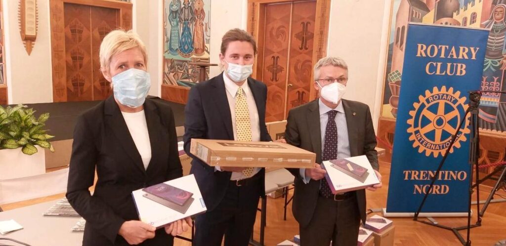 La consegna dei dispositivi dal Rotary Club all'assessore provinciale all'istruzione Mirko Bisesti