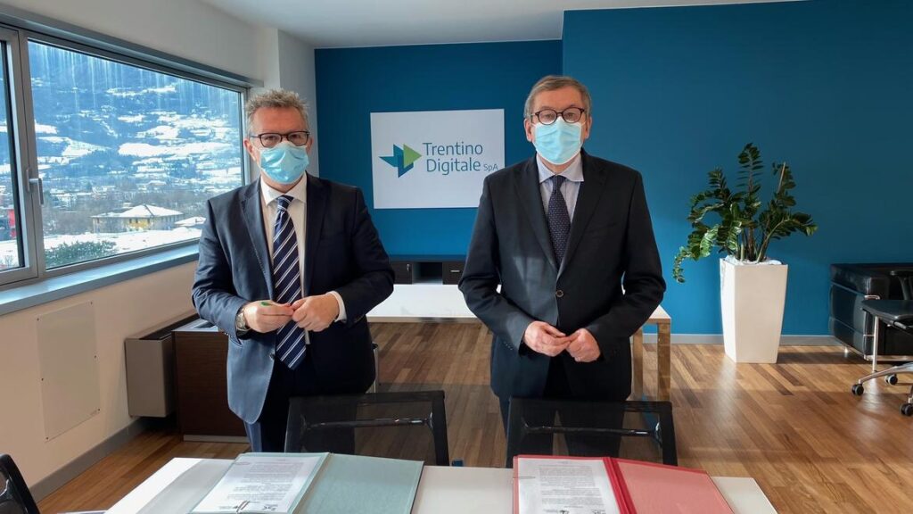 Firma accordo Trentino Digitale e FBK