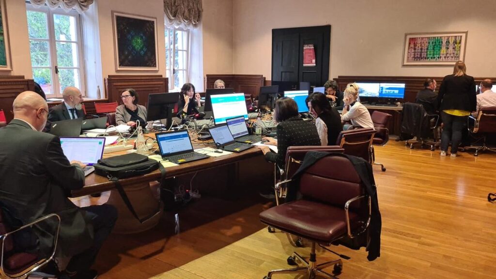 Il team di monitoraggio dell'andamento del voto provinciale - Sala Consiglio della Provincia autonoma di Trento