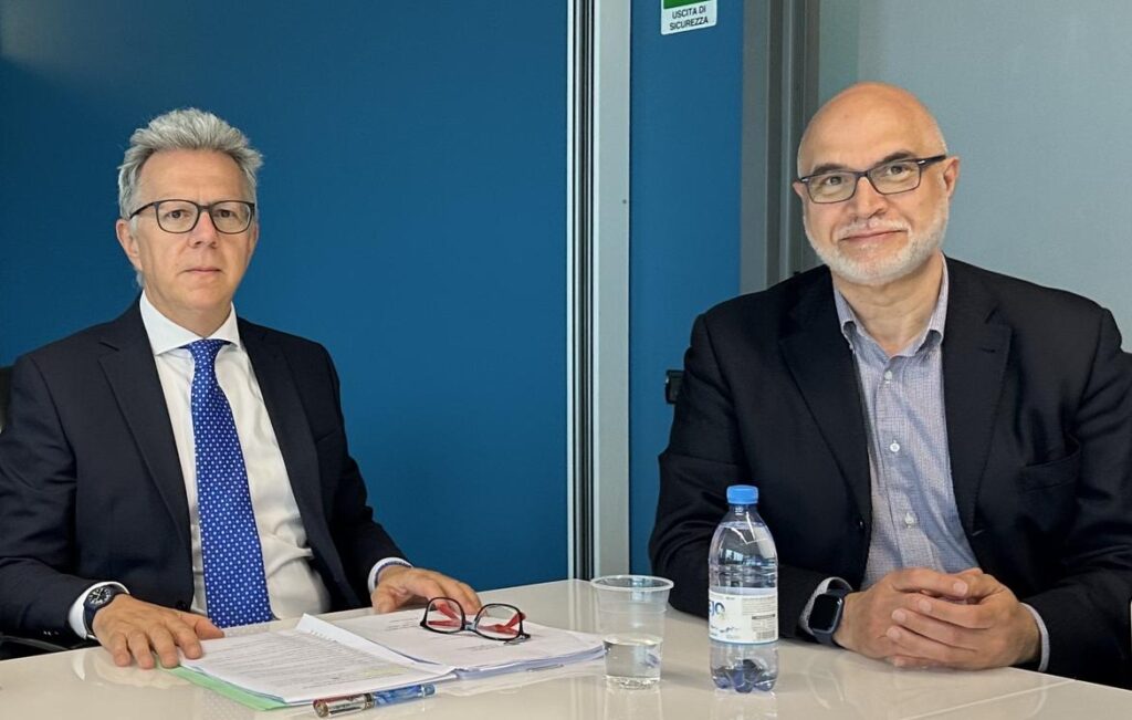 Il presidente Carlo Delladio e il direttore generale Kussai Shahin alla presentazione del Bilancio 2023 di Trentino Digitale