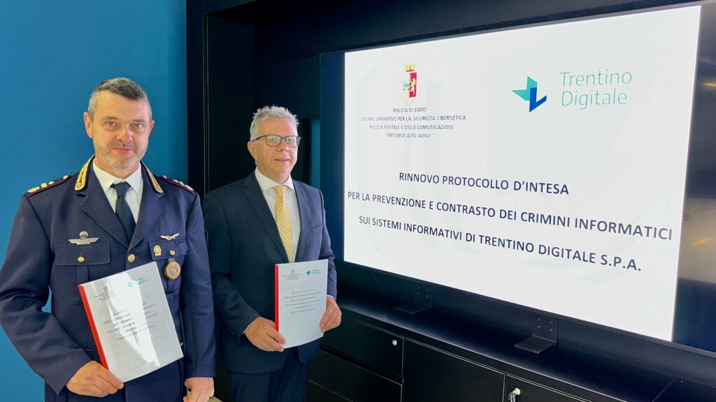Il vicequestore Alberto Di Cuffa e il presidente Carlo Delladio alla firma del Protocollo per la sicurezza tra la Polizia Postale per la Sicurezza Cibernetica del Trentino - Alto Adige e Trentino Digitale - Foto di Trentino Digitale