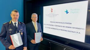 Il vicequestore Alberto Di Cuffa e il presidente Carlo Delladio alla firma del Protocollo per la sicurezza tra la Polizia Postale per la Sicurezza Cibernetica del Trentino - Alto Adige e Trentino Digitale - Foto di Trentino Digitale