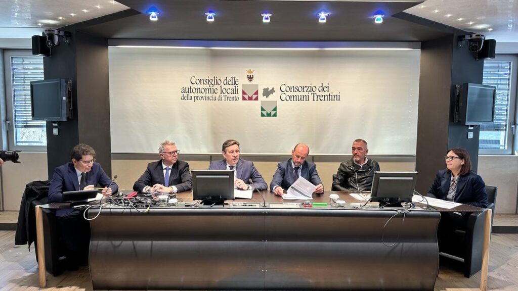 Foto di Trentino Digitale: Francesco Paorici, responsabile del Transformation Office del Dipartimento per la Trasformazione Digitale; Carlo Delladio, presidente di Trentino Digitale; Achille Spinelli, assessore provinciale allo sviluppo economico; Paride Gianmoena, presidente del Consorzio dei Comuni Trentini; Walter Merler, Area Innovazione Consorzio dei Comuni Trentini; Valentina Fiorentini, Area Manager per il Nord-Est del Dipartimento per la Trasformazione Digitale.