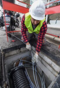La posa della rete in fibra ottica - Foto di Open Fiber