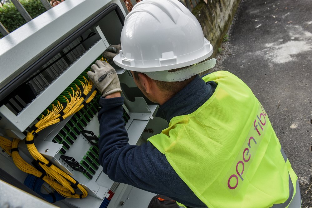 La posa della fibra ottica - Foto di Open Fiber