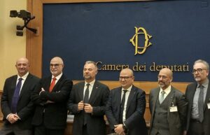 La Presentazione del Decalogo della Sostenibilità Digitale alla Camera dei deputati, a Roma. Nella foto da destra: Prof. Stefano Epifani, Presidente della Fondazione per la Sostenibilità Digitale; Mauro Minenna, Direttore Generale di ACI Informatica; On. Salvatore Deidda Presidente della IX Commissione trasporti, poste e telecomunicazioni; On. Enzo Amich Componente della IX Commissione trasporti, poste e telecomunicazioni; Kussai Shahin Direttore Generale di Trentino Digitale; Gianluca Mazzini, Direttore Generale di Lepida.