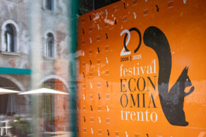 Allestimenti e preparativi per il Festival - manifesto scoiattolo. Michele Lotti - Archivio Ufficio Stampa PAT