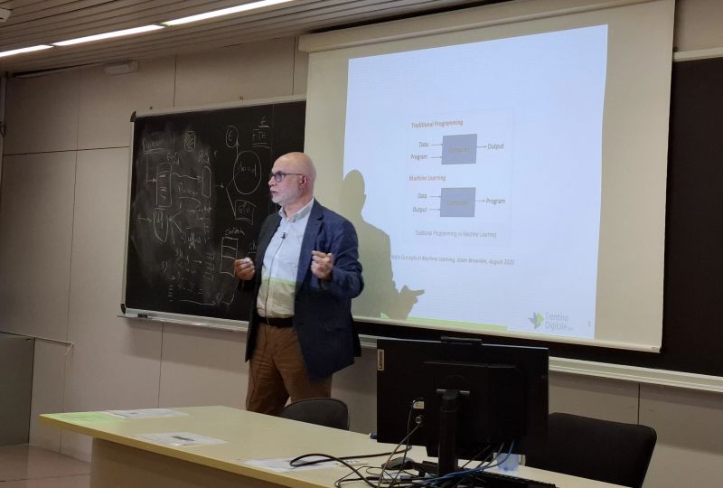 Il DG Kussai Shahin durante il seminario "Introduzione dell’Intelligenza Artificiale: Opportunità e sfide" al dipartimento di Economia e management dell'Università degli studi di Trento
