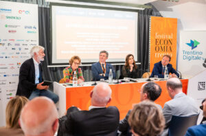 La porta (unica) di accesso al futuro, panel proposto da Trentino Digitale al Festival dell'Economia di Trento 2026. Nella foto: Luca De Biase; Alessandra Proto; Achille Spinelli; Francesca Bria; Roberto Viola